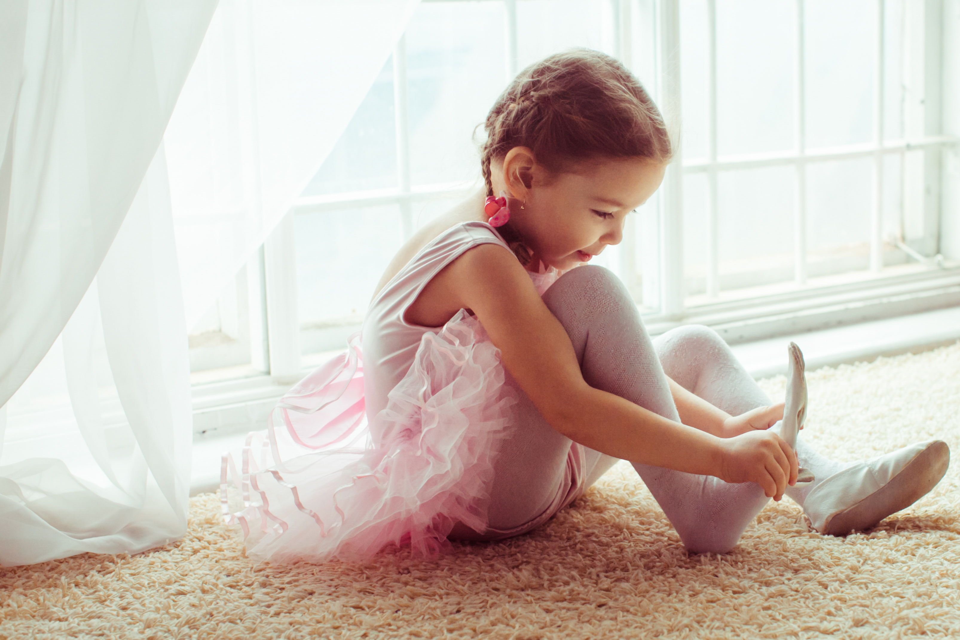 Потерпи маленькая. Маленькая балерина. Фотосессия маленьких балерин. Маленькая балерина сидит на полу. Маленькая балерина сидит.